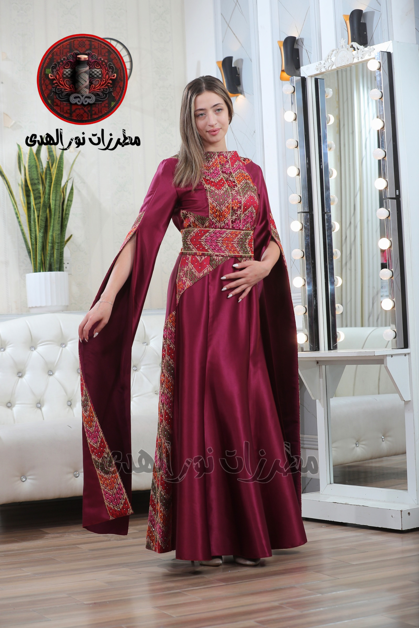 ثوب زهر الحناء الستان باللون العنابي مع تطريز تراثي ملون وأكمام واسعة بأسلوب الكاب.