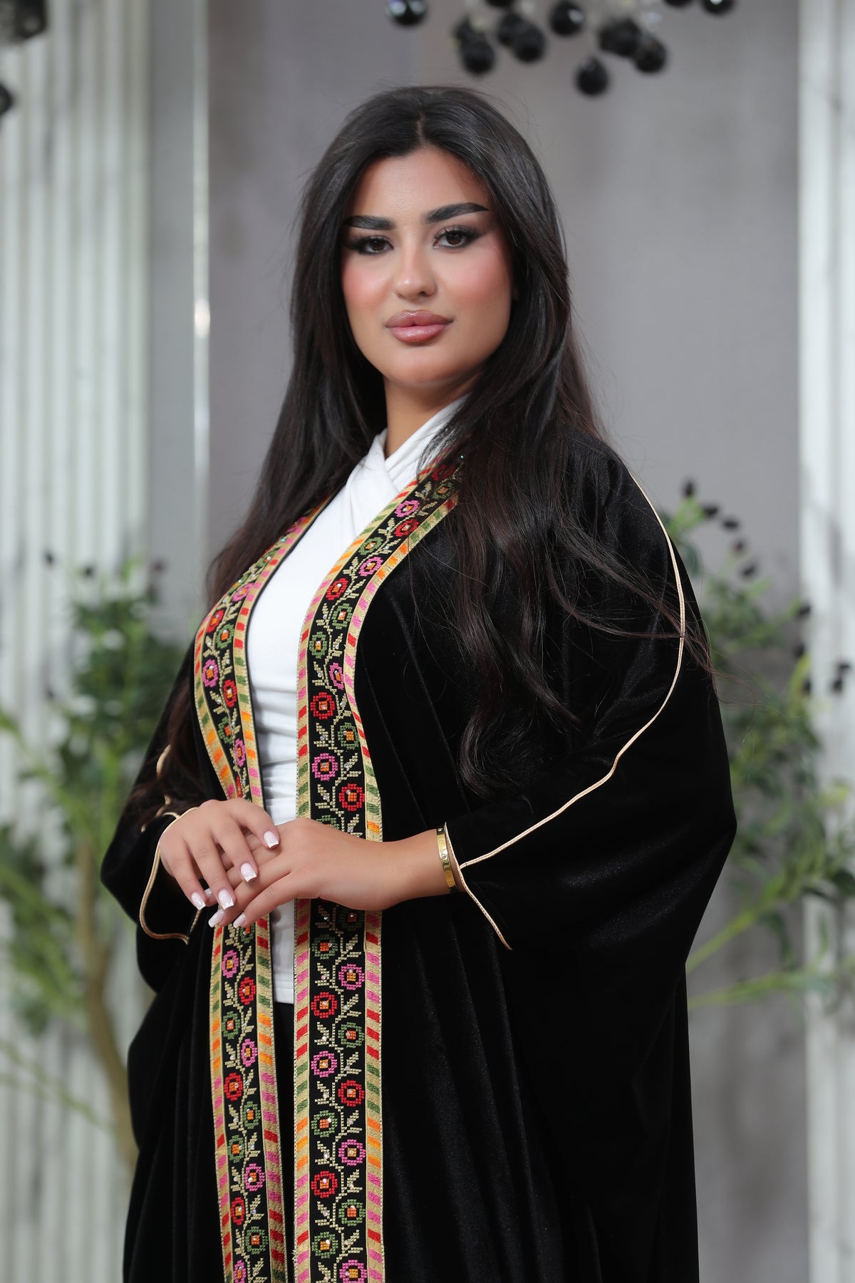 Luxury Gulf Velvet Bisht for Women – Embroidered Green & Black Flowing Bisht