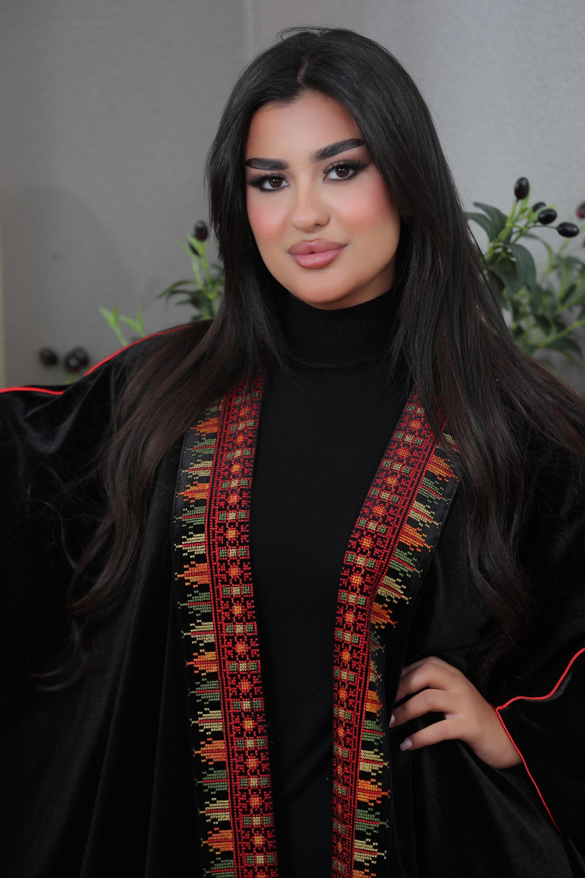 Luxury Black Velvet Embroidered Bisht – Elegant Gulf Style Traditional Open Abaya