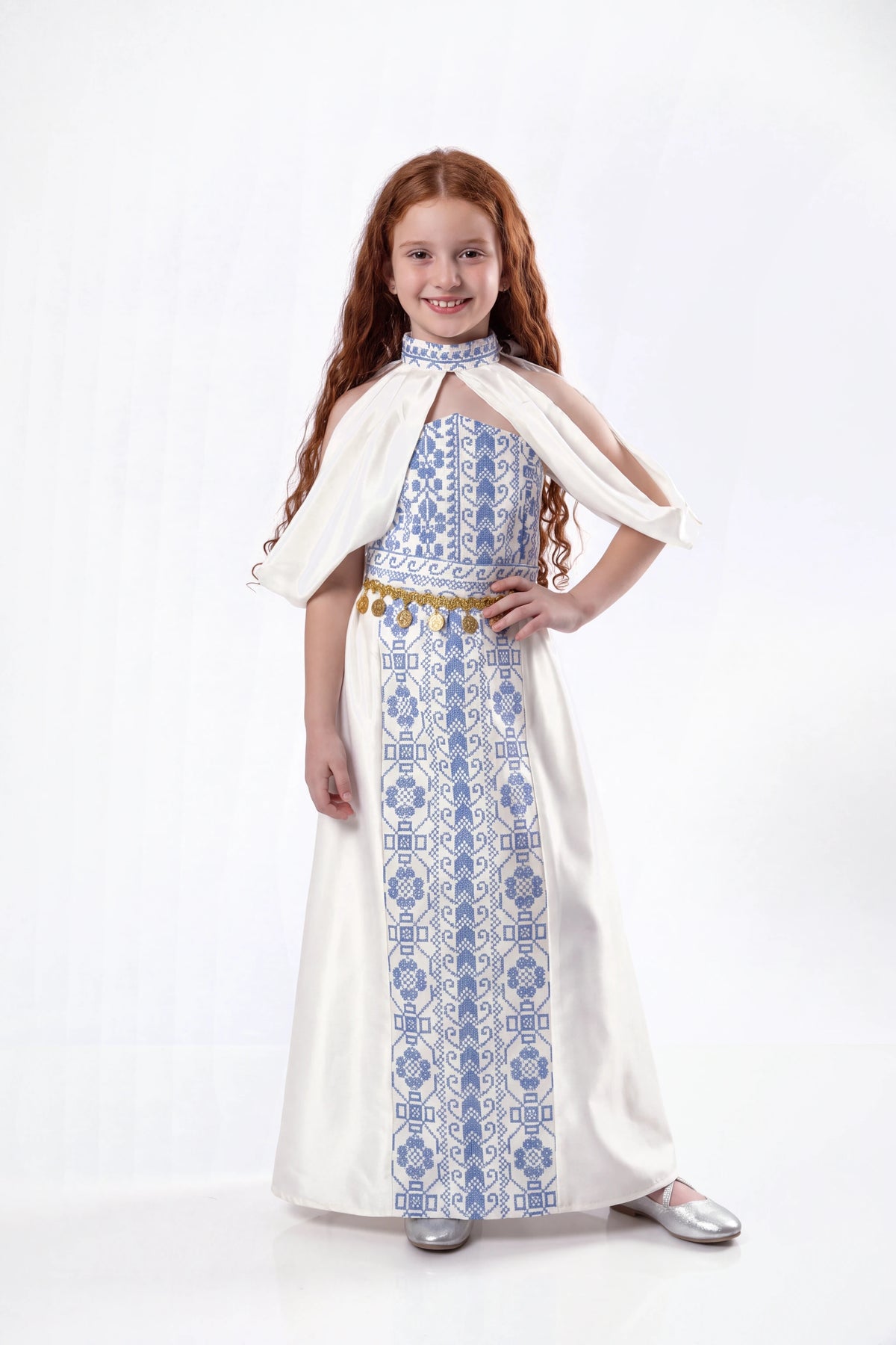 Thobe Ameerat Al Henna - White on white studio background