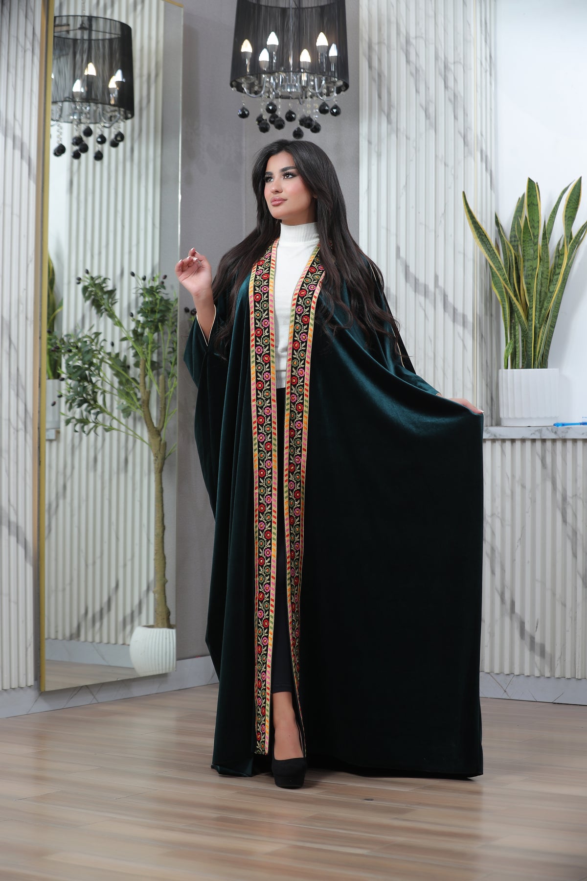 Luxury Gulf Velvet Bisht for Women – Embroidered Green & Black Flowing Bisht