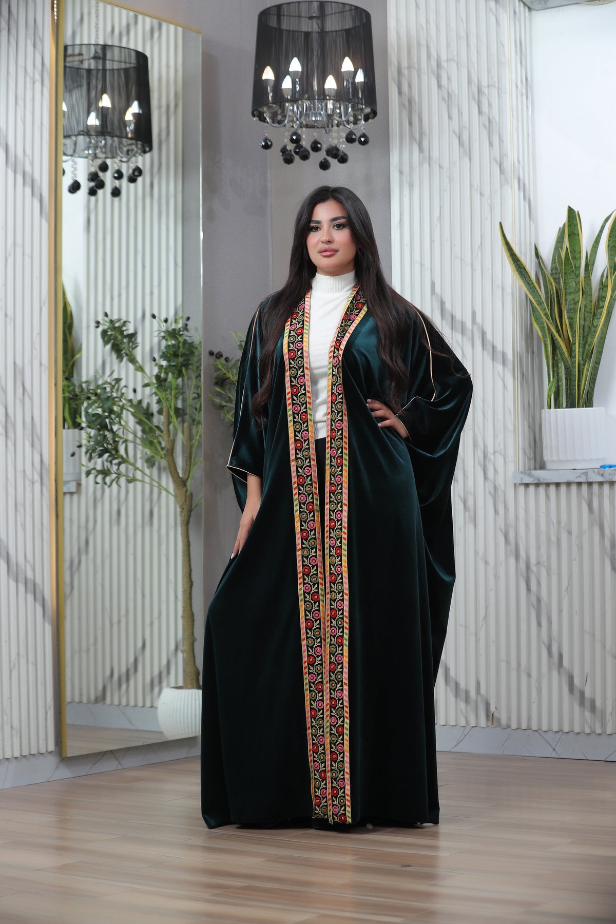 Luxury Gulf Velvet Bisht for Women – Embroidered Green & Black Flowing Bisht