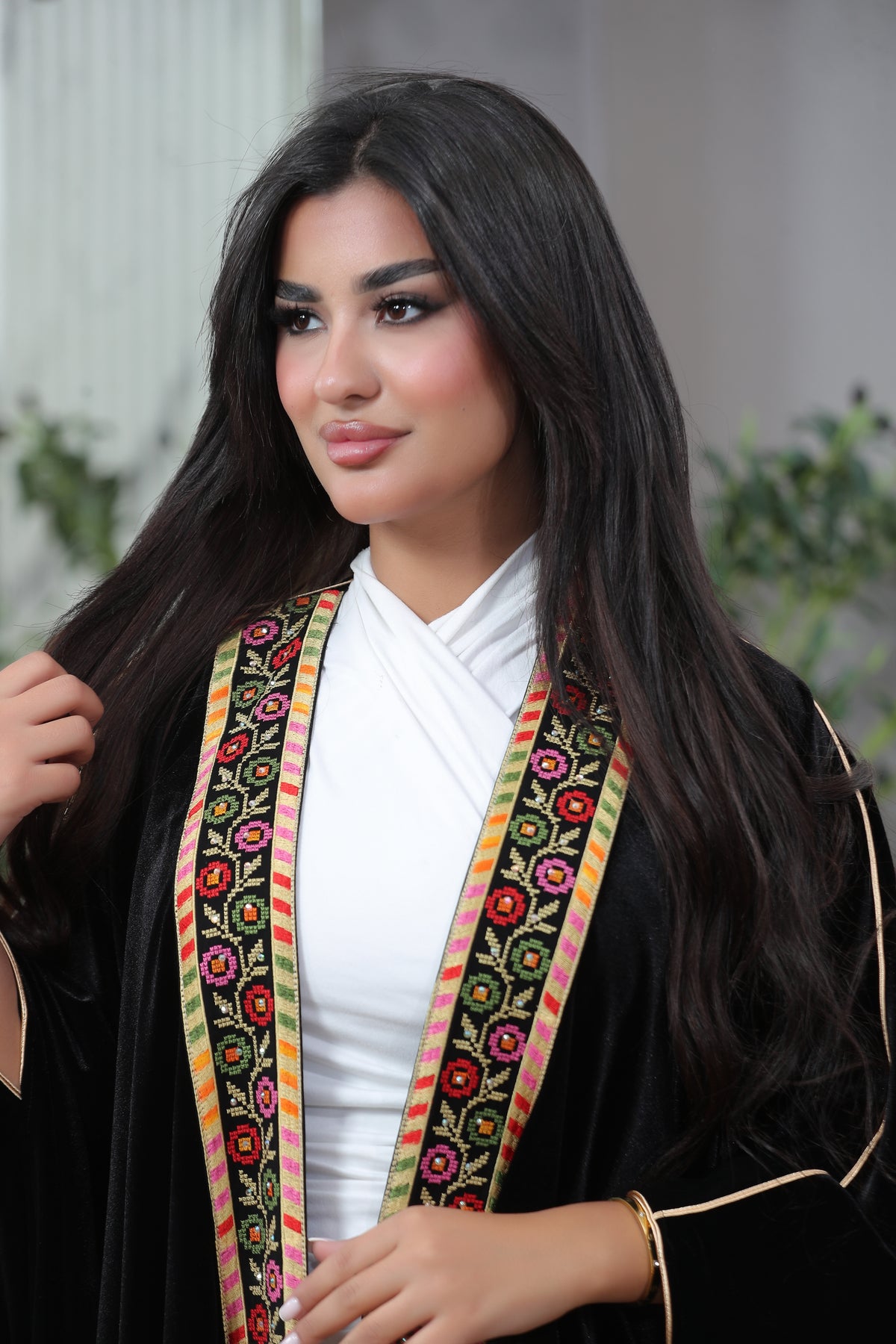 Luxury Gulf Velvet Bisht for Women – Embroidered Green & Black Flowing Bisht