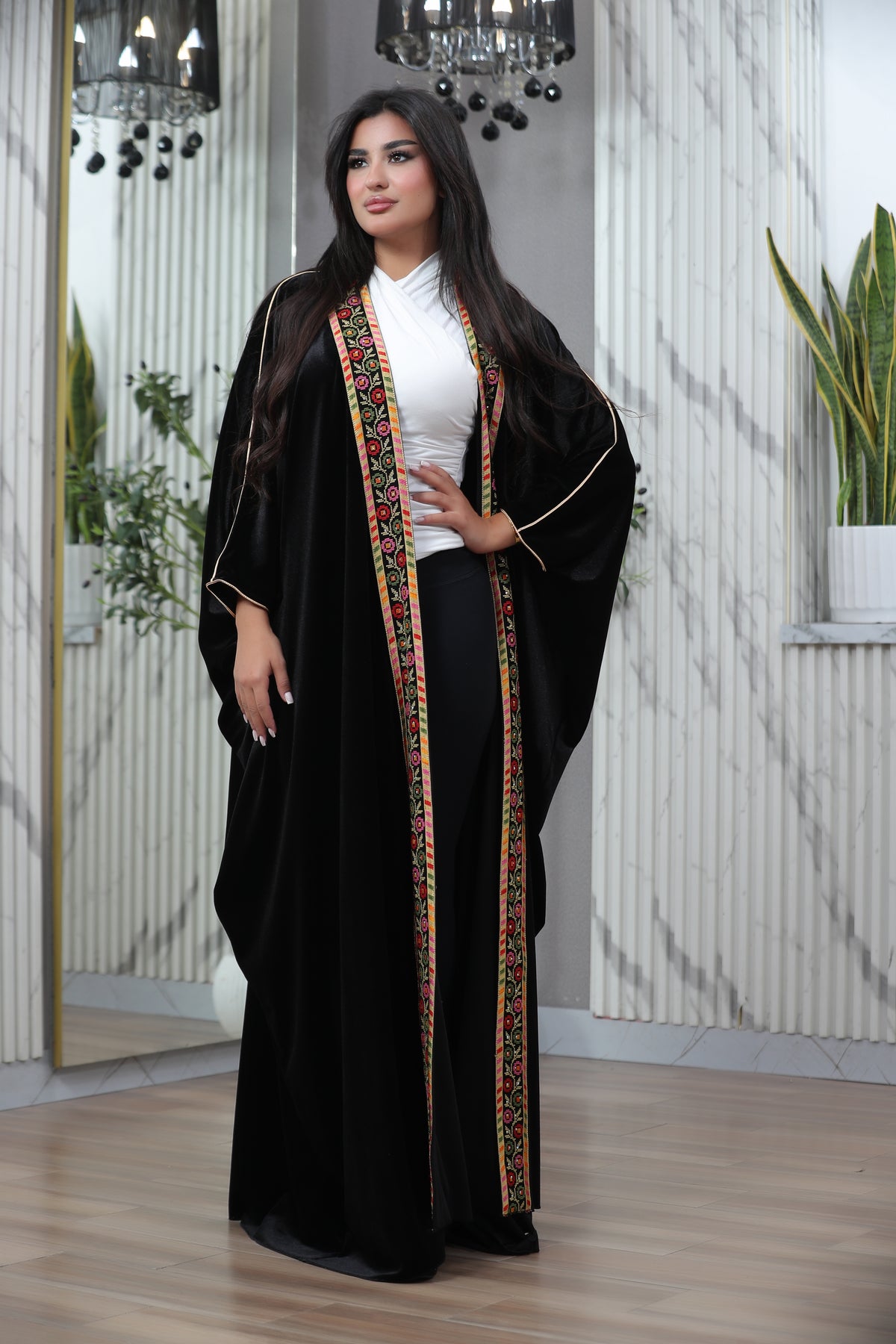 Luxury Gulf Velvet Bisht for Women – Embroidered Green & Black Flowing Bisht