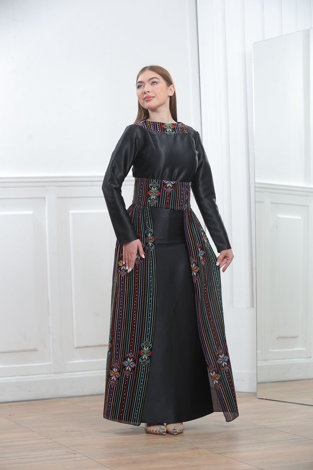  Black Satin Palestinian Embroidered Thobe with Colorful Tatreez Details | Al-Ameera Thobe

ثوب الأميرة المطرز من الستان الأسود بتفاصيل تطريز فلسطيني ملونة