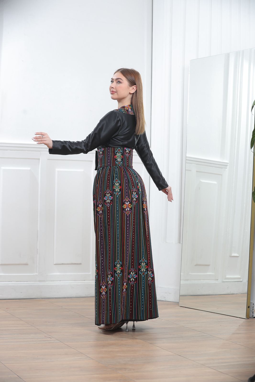  Black Satin Palestinian Embroidered Thobe with Colorful Tatreez Details | Al-Ameera Thobe

ثوب الأميرة المطرز من الستان الأسود بتفاصيل تطريز فلسطيني ملونة