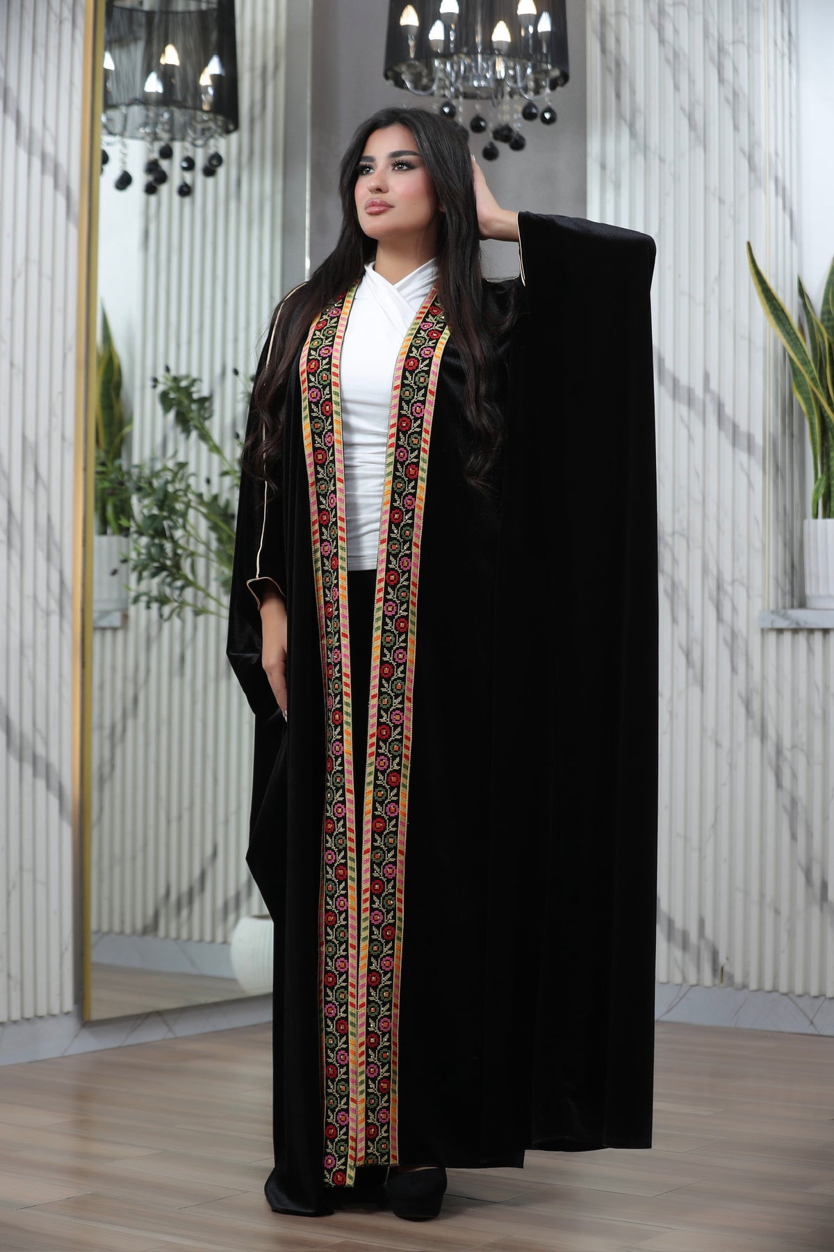Luxury Gulf Velvet Bisht for Women – Embroidered Green & Black Flowing Bisht