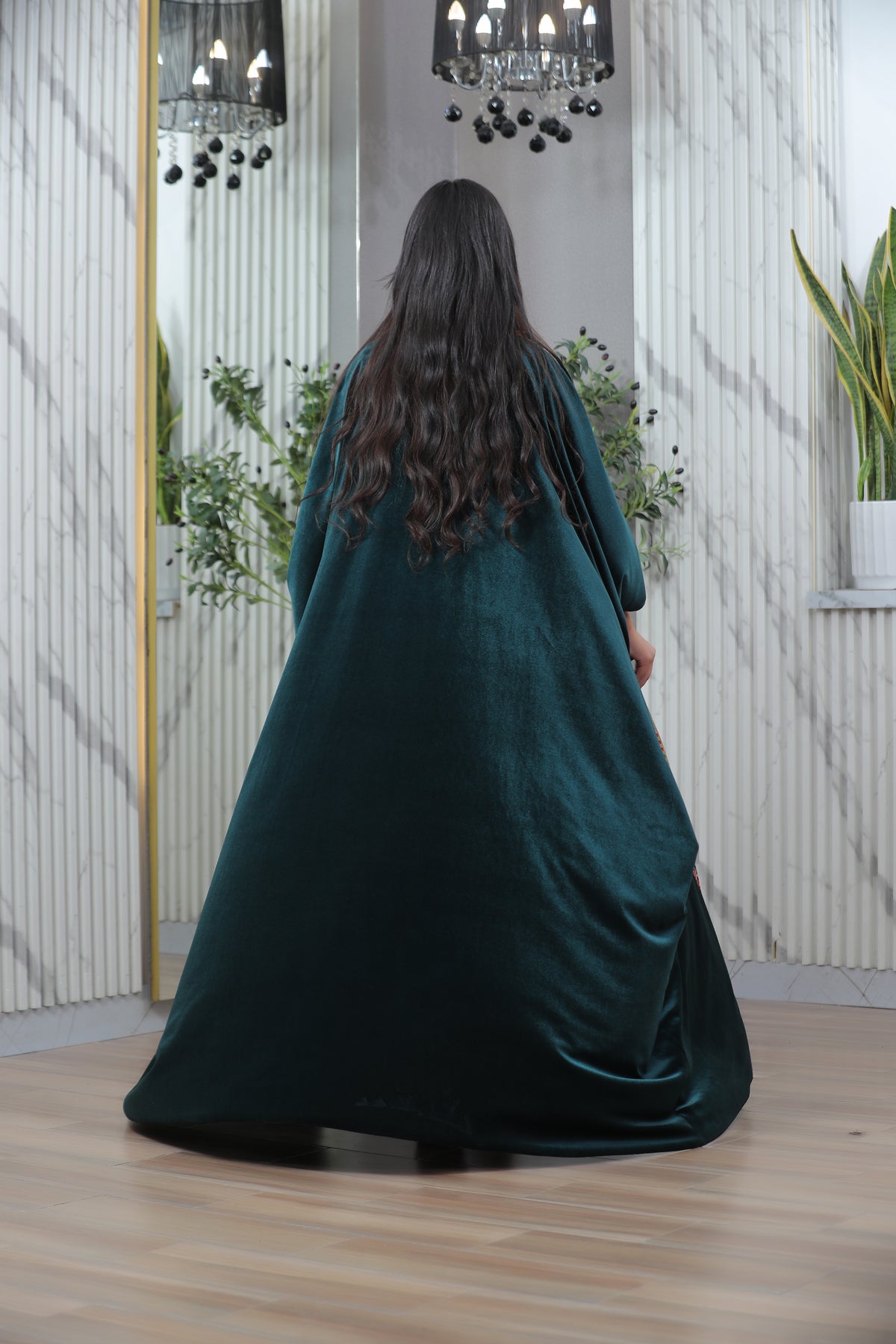 Luxury Gulf Velvet Bisht for Women – Embroidered Green & Black Flowing Bisht