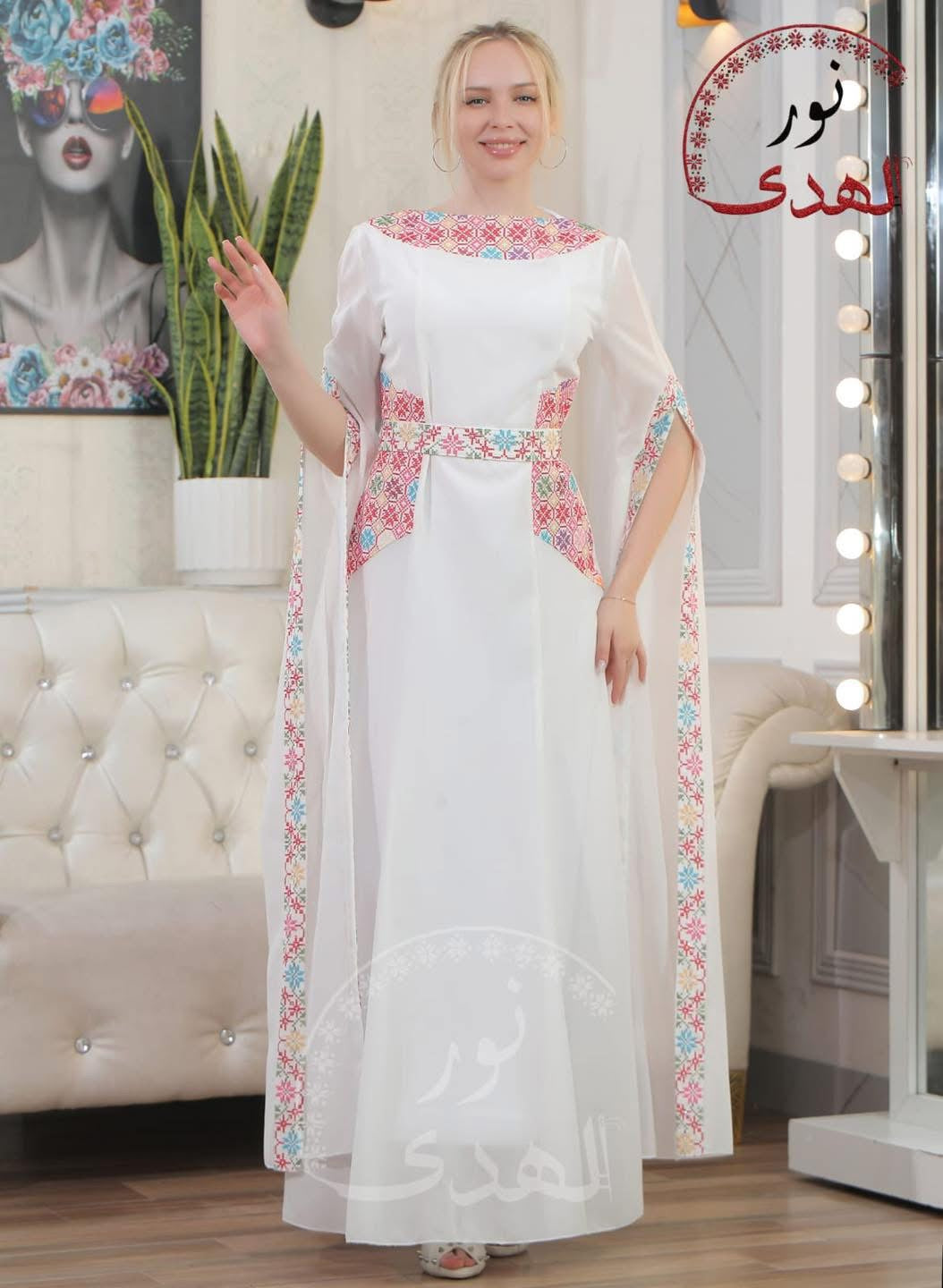 ثوب زهرة الشام الأبيض المطرز بتطريز ناعم على الرقبة والخصر وأكمام واسعة بأسلوب الكاب