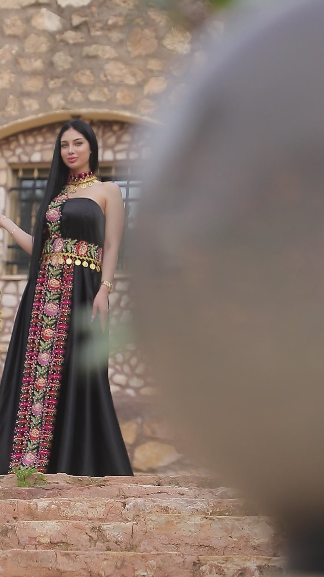 تحميل الفيديو: ثوب لؤلؤة الشام الستان المطرز بتفاصيل عملات تراثية
