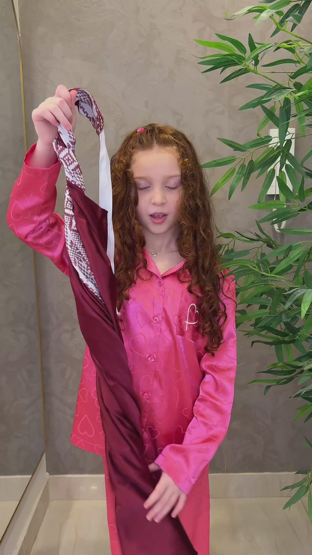 Load video: Embroidered Girls Satin Heritage Dress | Thobe Banati Motaraz