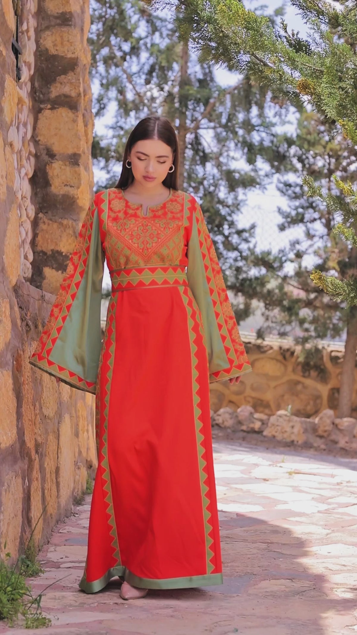تحميل الفيديو: Al Tashareef – Luxury Traditional Embroidered Dress | Elegant Heritage Wear
