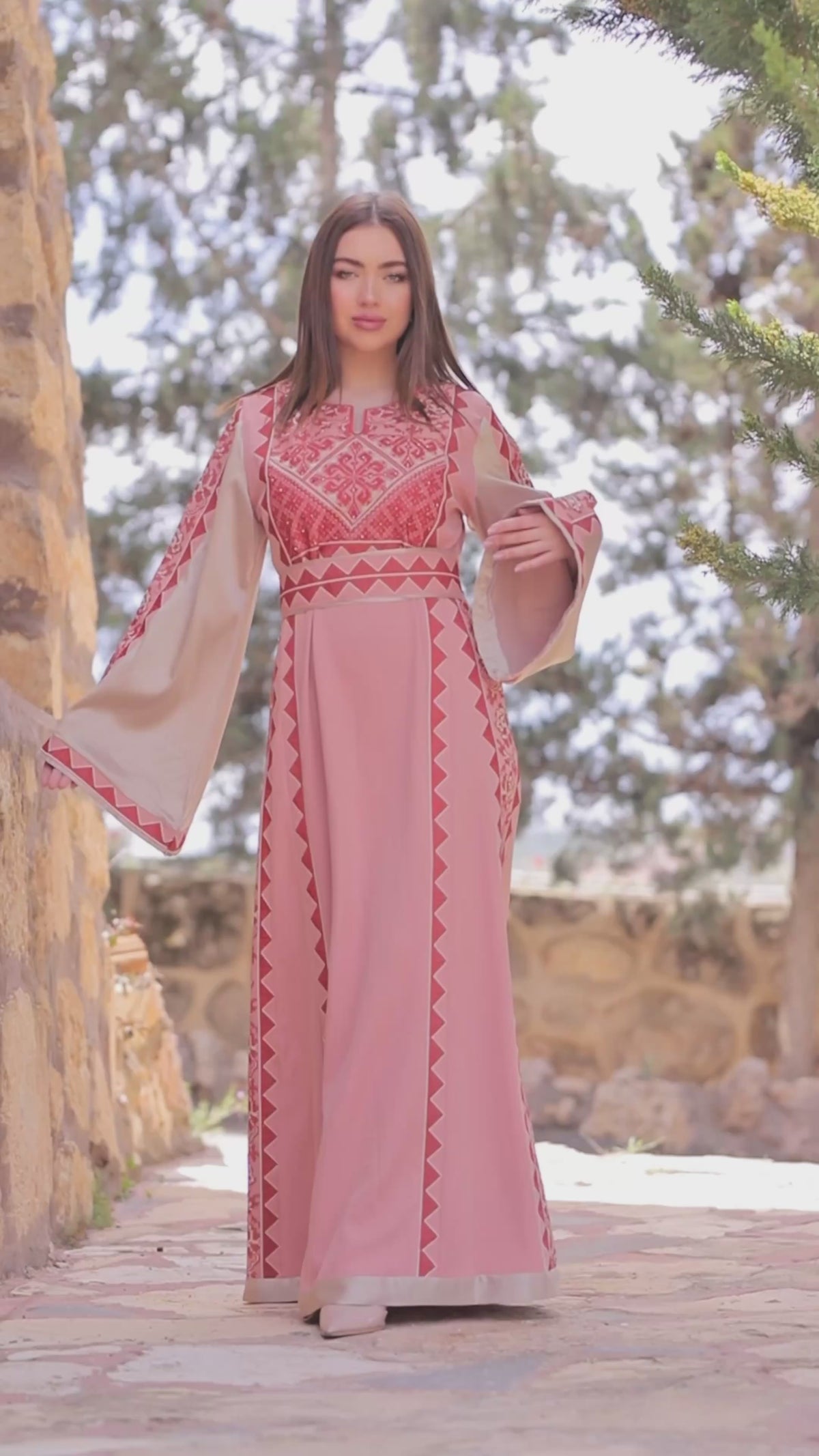تحميل الفيديو: Al Tashareef – Luxury Traditional Embroidered Dress | Elegant Heritage Wear