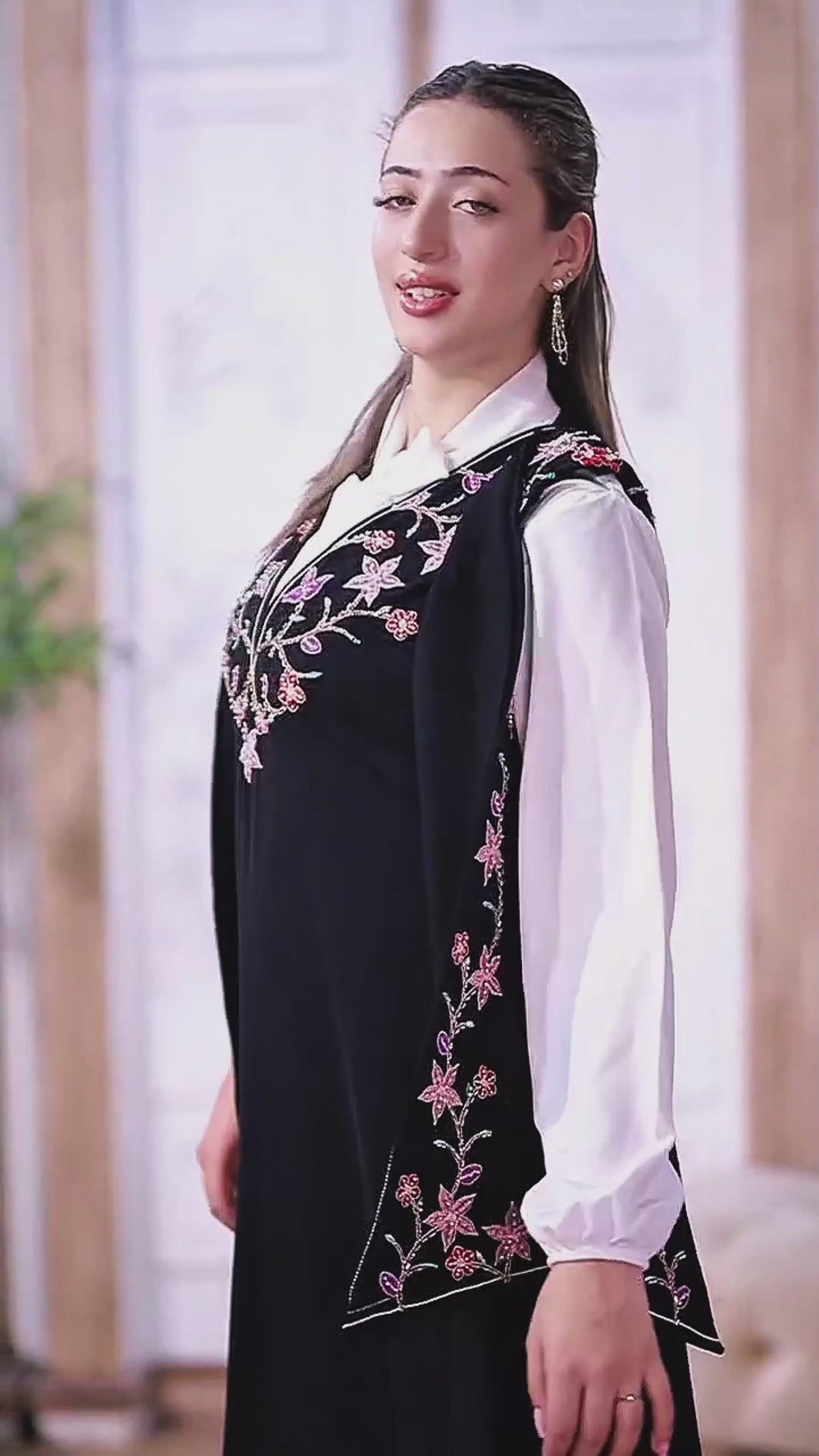 Load video: Embroidered Thobe with Beaded Shak Kharaz Detailing